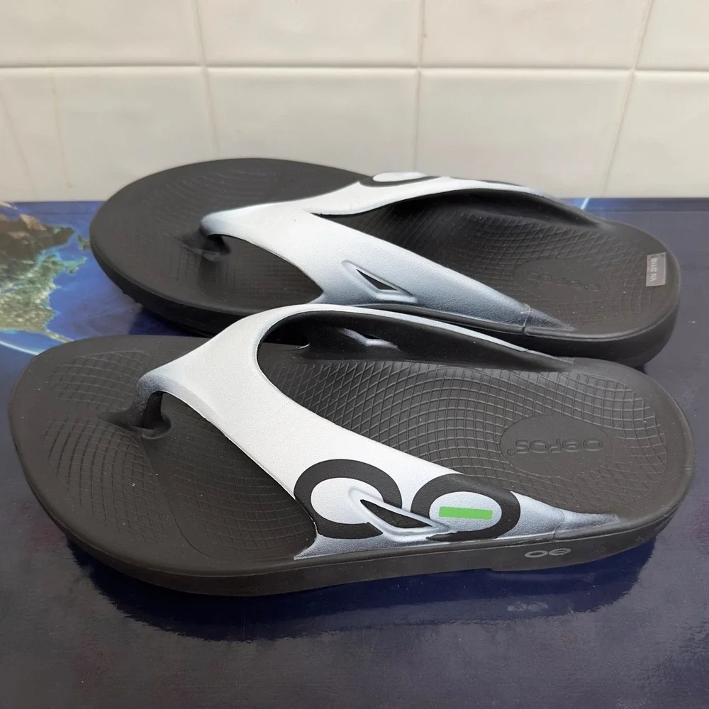 New OOFOS Original Flip Flop Mens 9 Euro 42 Womens size 11 Sandals Thongs No Tag